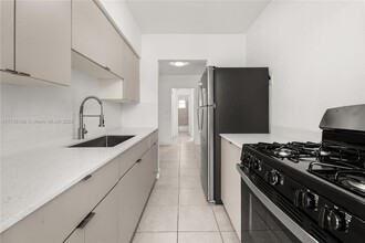 6921 Rue Vendome in Miami Beach, FL - Building Photo - Building Photo
