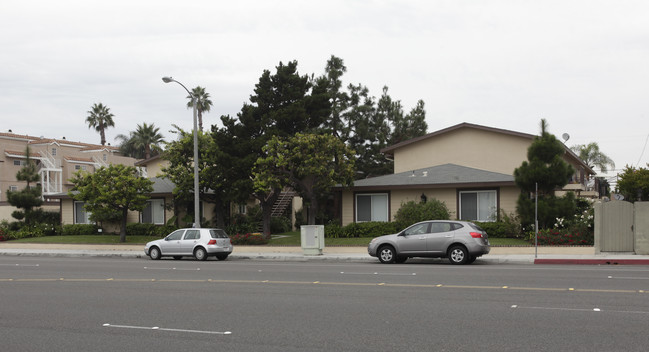 Yorktown Apartments in Huntington Beach, CA - Building Photo - Building Photo