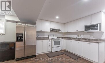 141 Whitwell Dr in Brampton, ON - Building Photo - Building Photo