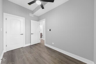 2317 W Taylor St, Unit 3R in Chicago, IL - Foto de edificio - Building Photo