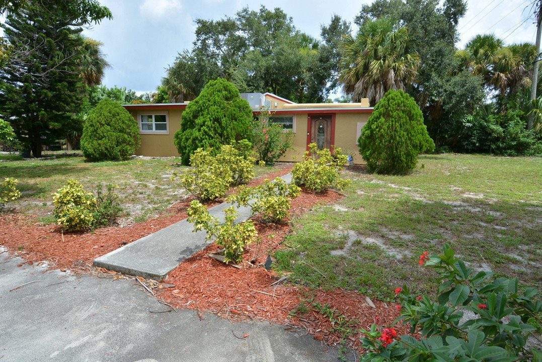 2487 NE Sharp St in Jensen Beach, FL - Building Photo