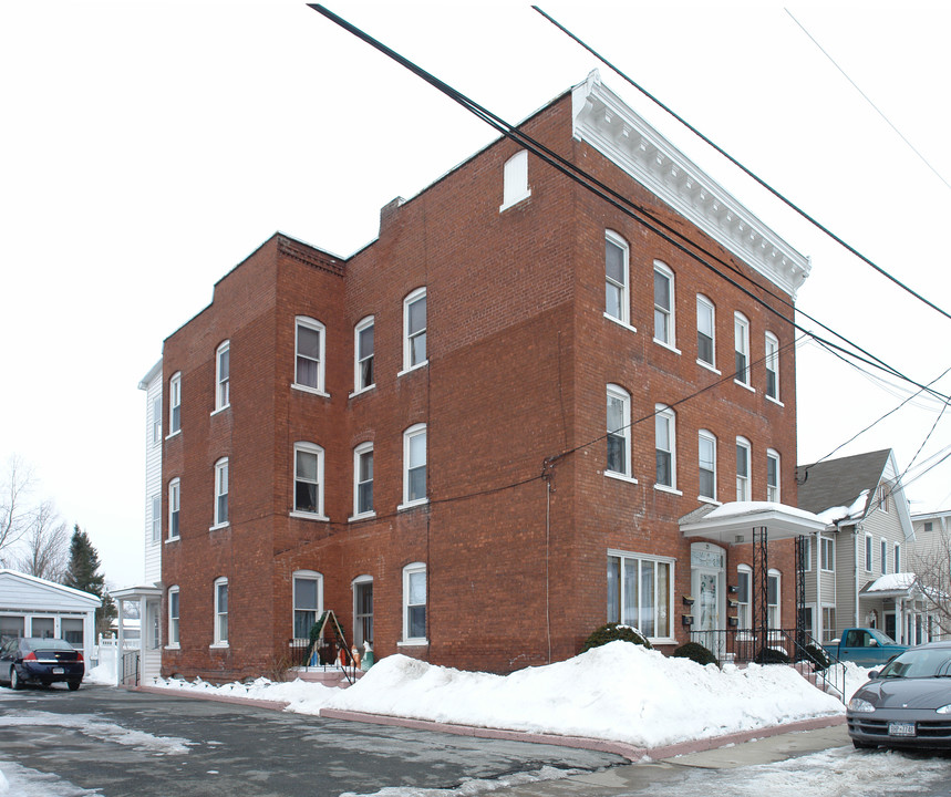 25 Gilbert St in Mechanicville, NY - Building Photo