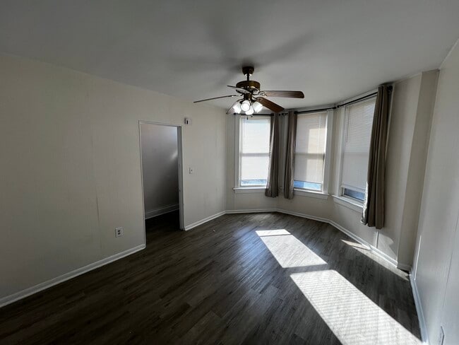 9613 S Ave N, Unit 2 in Chicago, IL - Foto de edificio - Building Photo