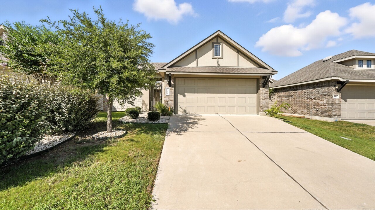 490 Nautical Lp in Kyle, TX - Building Photo