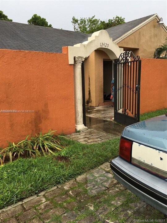 12420 SW 218th St in Miami, FL - Building Photo