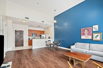 925 Common St in New Orleans, LA - Building Photo - Building Photo