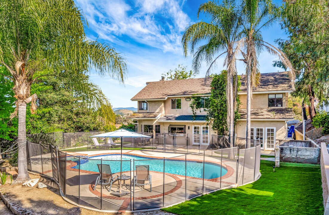 30428 Penrod Dr in Agoura Hills, CA - Foto de edificio