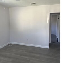 1730 NW 50th St in Miami, FL - Foto de edificio - Building Photo