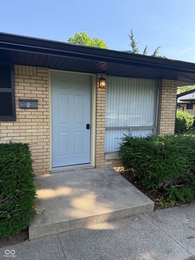 2 E Main St in Plainfield, IN - Foto de edificio - Building Photo