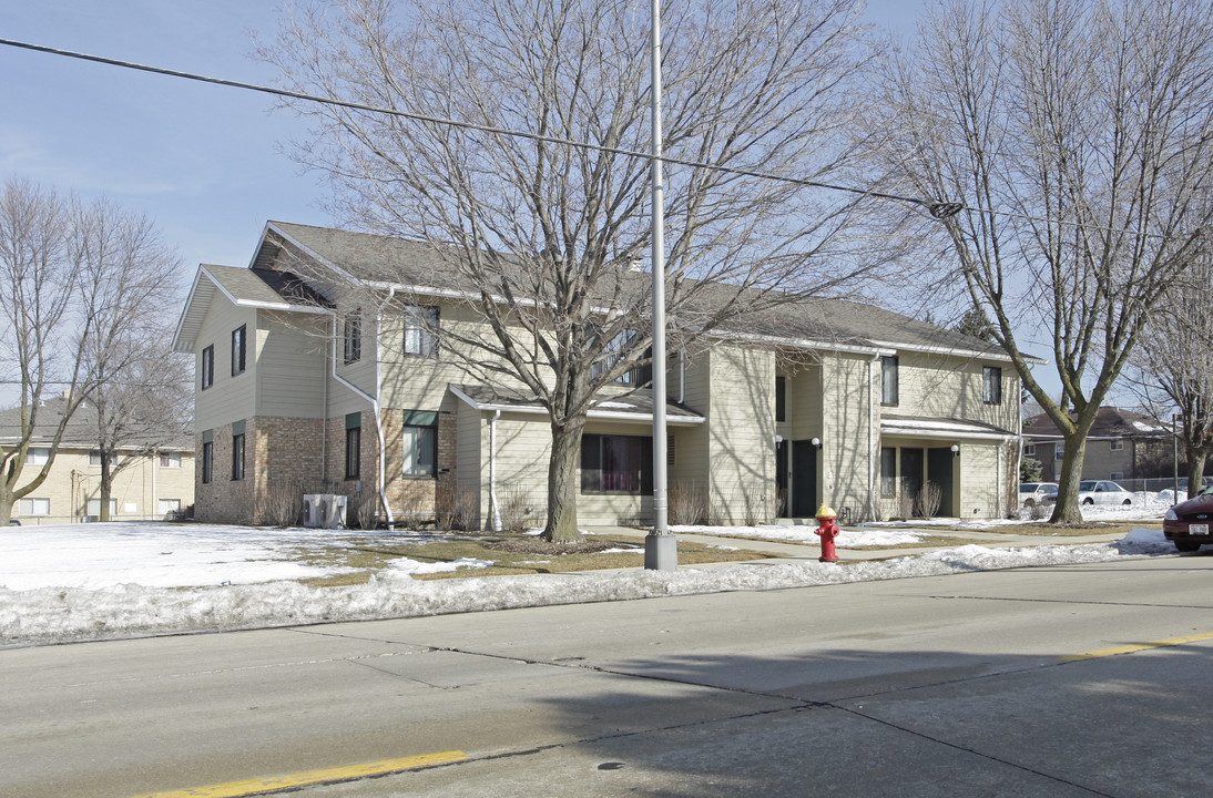 Washington Square Apartments in Cudahy, WI - Building Photo