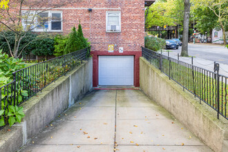 6692 Selfridge St in Forest Hills, NY - Building Photo - Building Photo