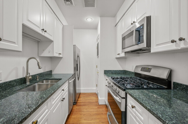 402 Marlborough St, Unit 3 in Boston, MA - Building Photo - Building Photo