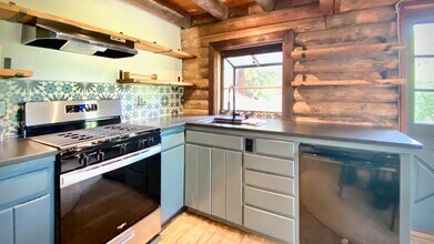 615 Falls Dr in Topanga, CA - Building Photo - Building Photo