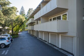 73 Brookwood in Orinda, CA - Foto de edificio - Building Photo