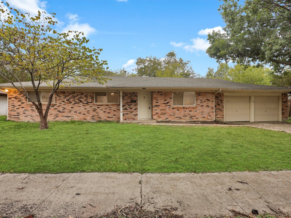 1127 Hillcrest St in Denton, TX - Building Photo