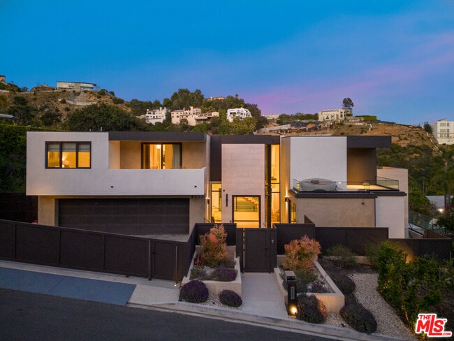 9255 Swallow Dr in Los Angeles, CA - Foto de edificio - Building Photo