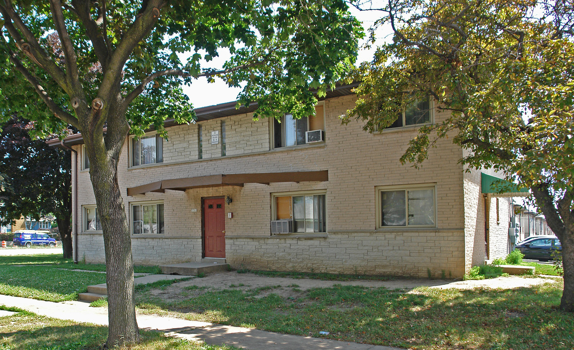 9425 W Silver Spring Dr in Milwaukee, WI - Building Photo