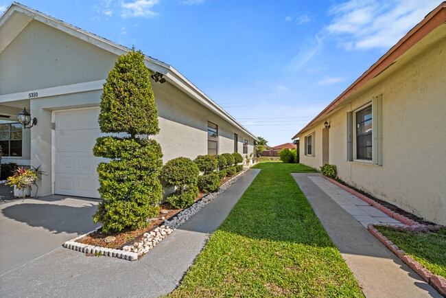 5310 Kim Ct in West Palm Beach, FL - Building Photo - Building Photo