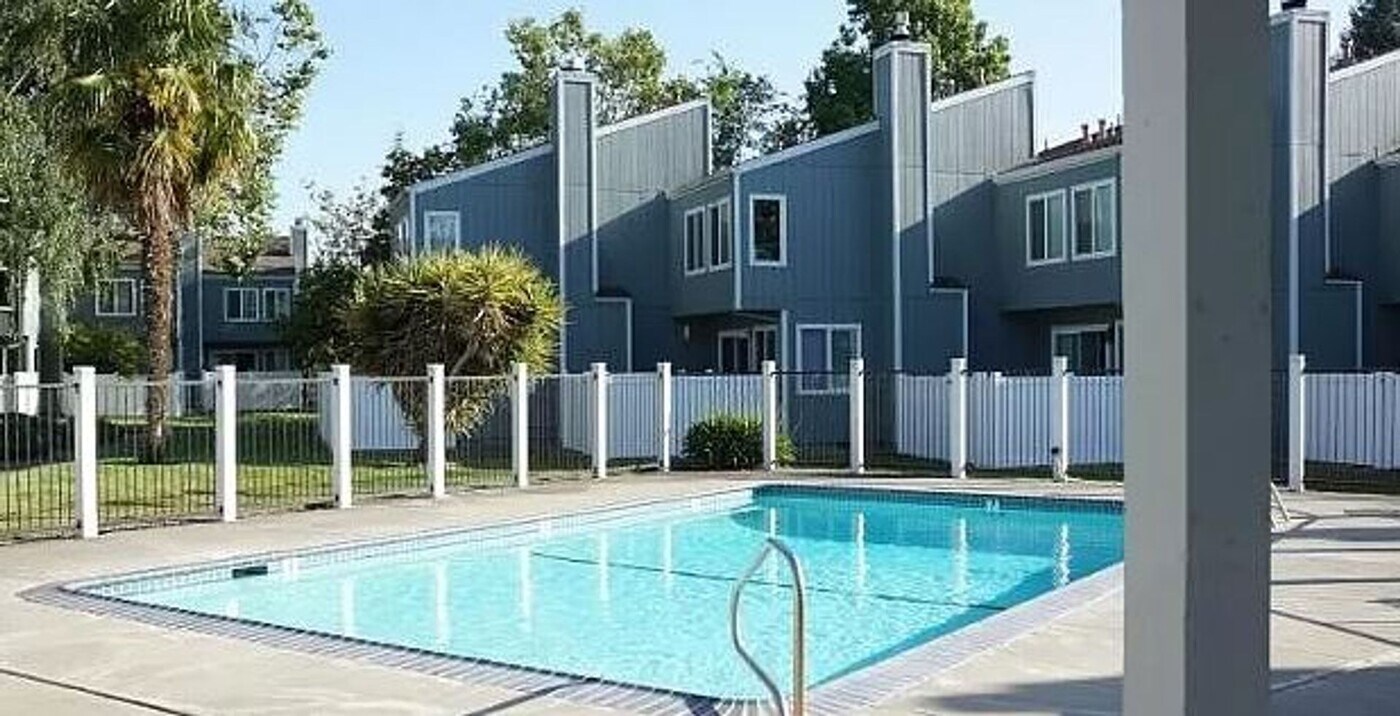 1233 Camino Corto in Rohnert Park, CA - Foto de edificio