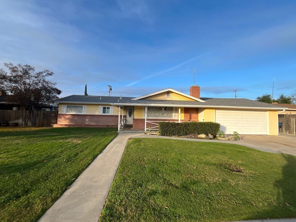 164 E Gail Ave in Tulare, CA - Foto de edificio