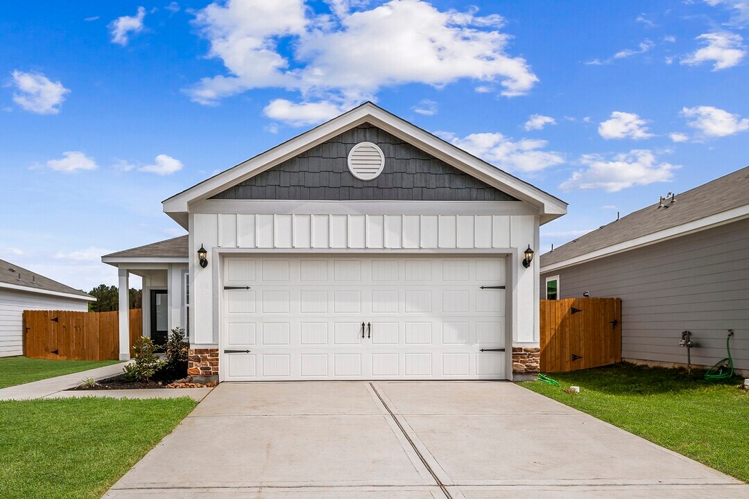 15858 Berry Hl Dr in Conroe, TX - Building Photo