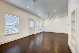 2105 Tiger Trail, Unit 302 in Round Rock, TX - Building Photo - Building Photo