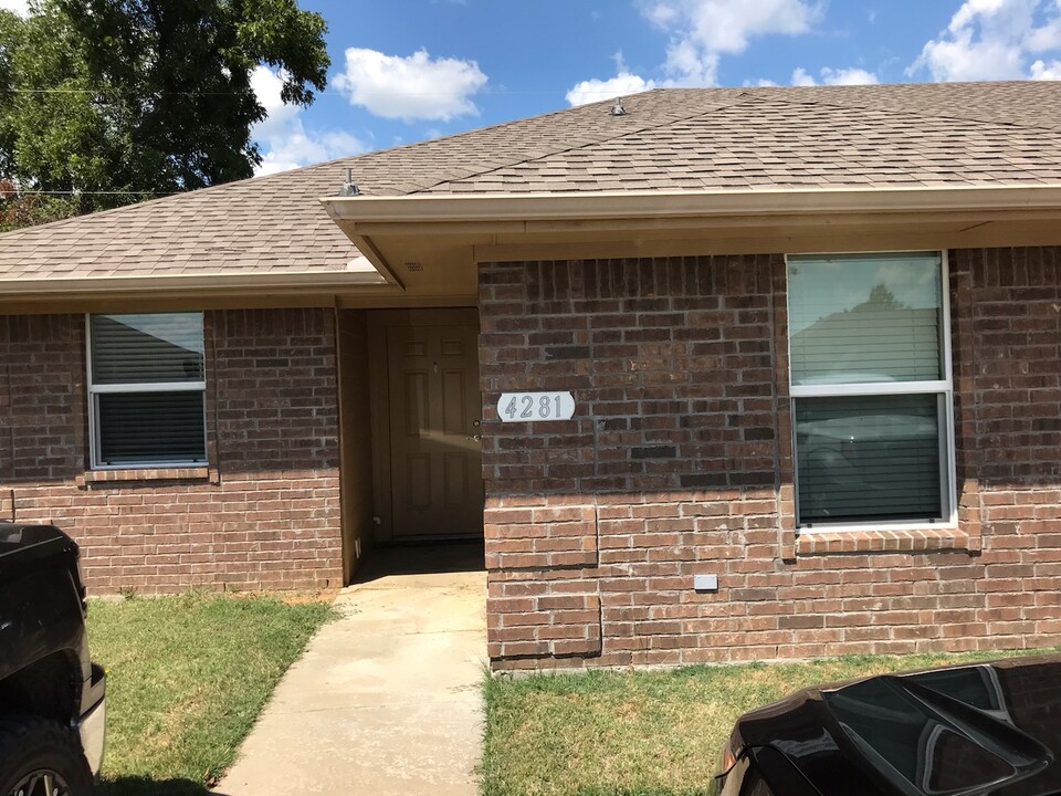 4281 Castlegate Dr, Unit 4281 in Paris, TX - Foto de edificio