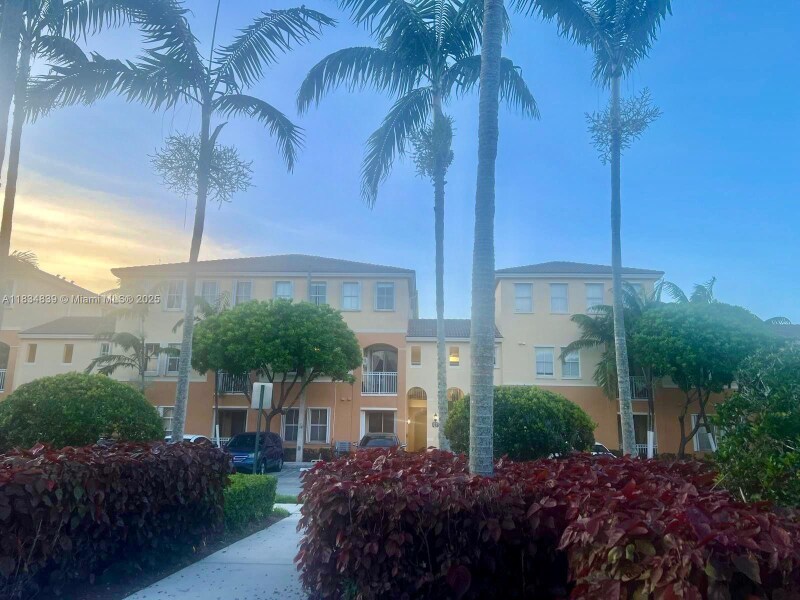 10242 NW 7th St in Miami, FL - Building Photo