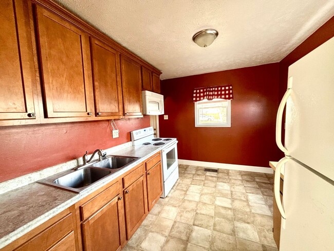 property at 3005 N Pauline Ave