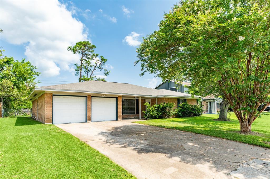 303 Ligustrum St in Lake Jackson, TX - Building Photo