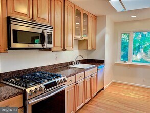 1103 Carper St in McLean, VA - Building Photo - Building Photo