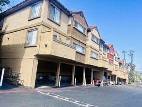 Grande Vista Apartments in Vista, CA - Foto de edificio - Building Photo