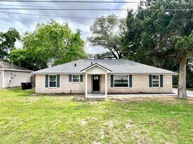 813 Cedar Lawn Dr in Alvin, TX - Building Photo