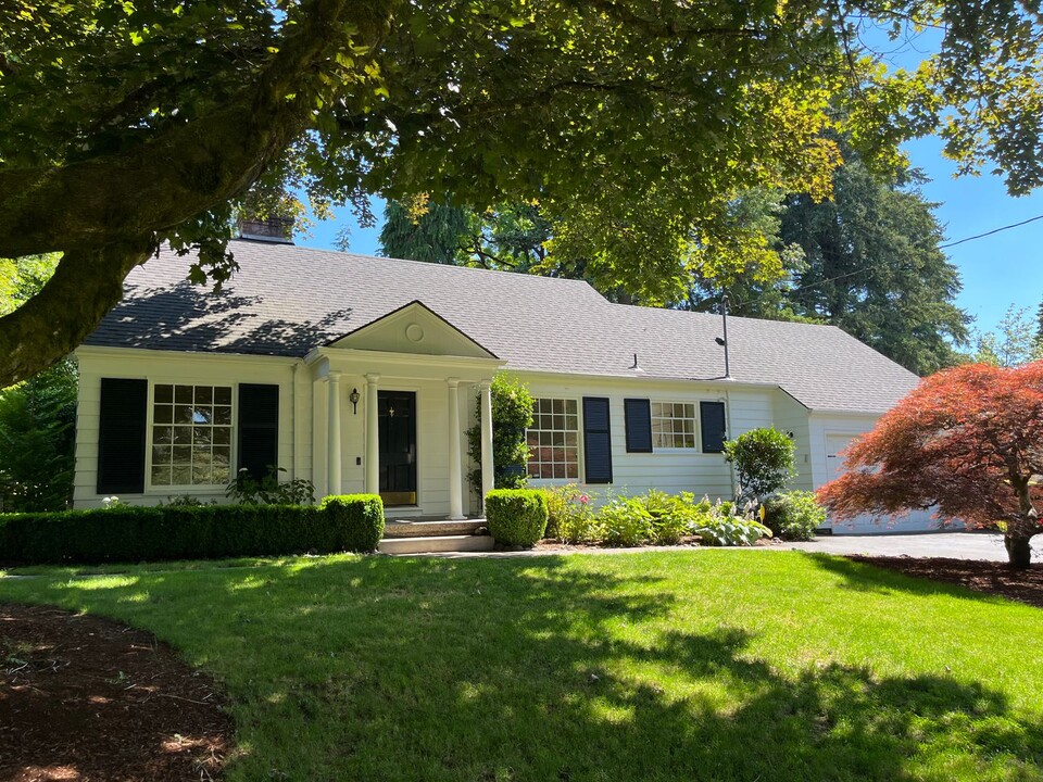 8150 SW Birchwood Rd in Portland, OR - Foto de edificio