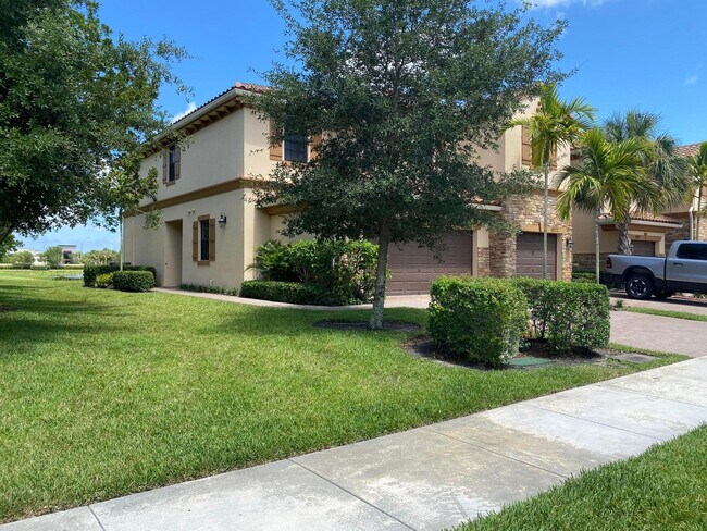 10283 Wellington Parc Dr in Wellington, FL - Building Photo - Building Photo
