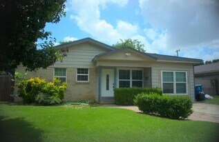 712 Ridgecrest Dr in Lewisville, TX - Building Photo