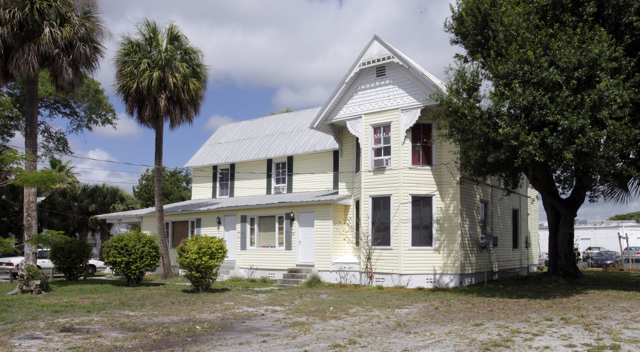 819 Sunrise in Fort Pierce, FL - Building Photo