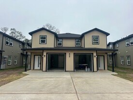 161 S 10th St in Conroe, TX - Building Photo
