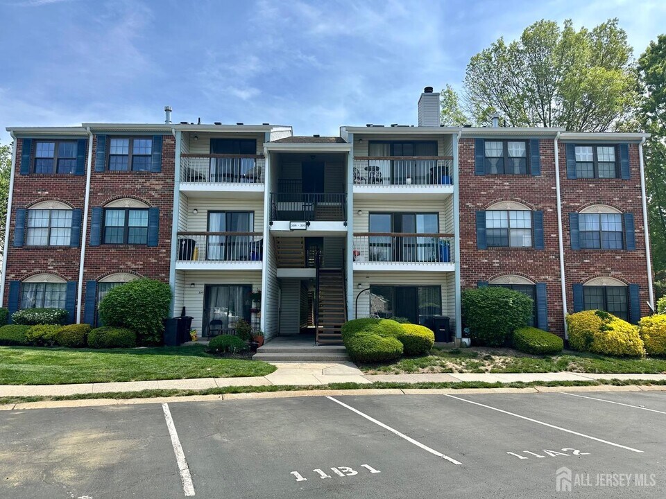 319 Bromley Pl in East Brunswick, NJ - Building Photo