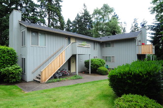 6759 SW Montauk Cir in Lake Oswego, OR - Building Photo - Building Photo