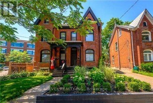 32 Main St in Hamilton, ON - Building Photo