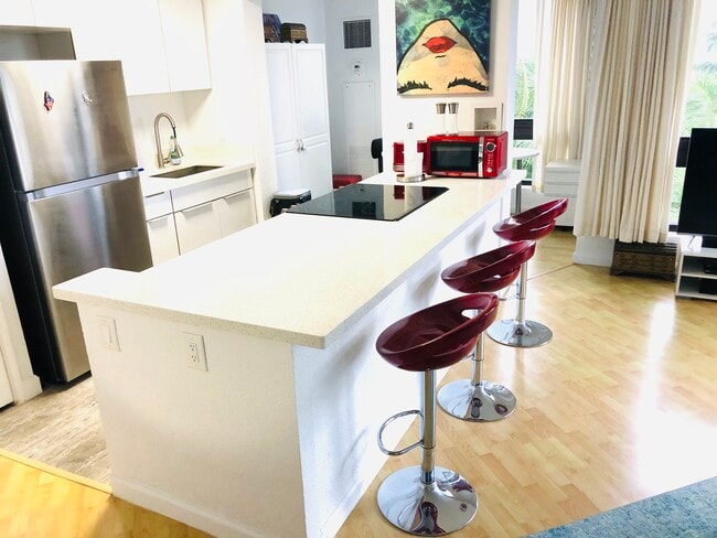 300 Wai Nani Way, Unit 801 in Honolulu, HI - Building Photo - Building Photo