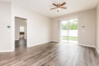 511 Stone Briar Dr in Ruskin, FL - Building Photo - Building Photo