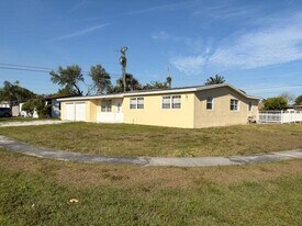 5882 Bimini Cir E in West Palm Beach, FL - Building Photo