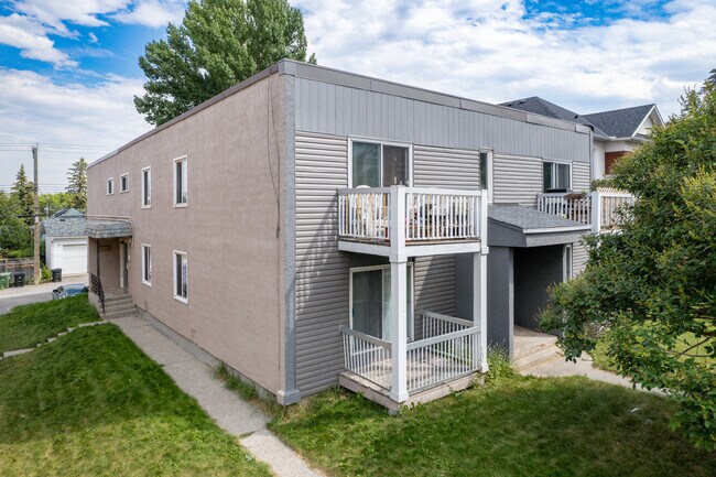 2110 16A St SW in Calgary, AB - Building Photo - Primary Photo