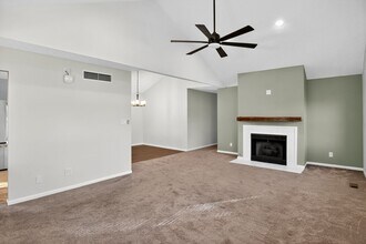 9592 Maple Way in Indianapolis, IN - Foto de edificio - Building Photo