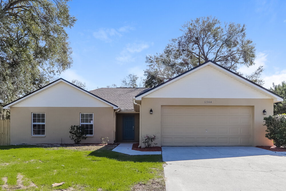 6944 Oak Crest Way in Zephyrhills, FL - Building Photo