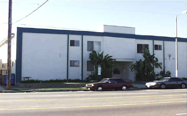 5629 Laurel Canyon Blvd in Valley Village, CA - Foto de edificio - Building Photo