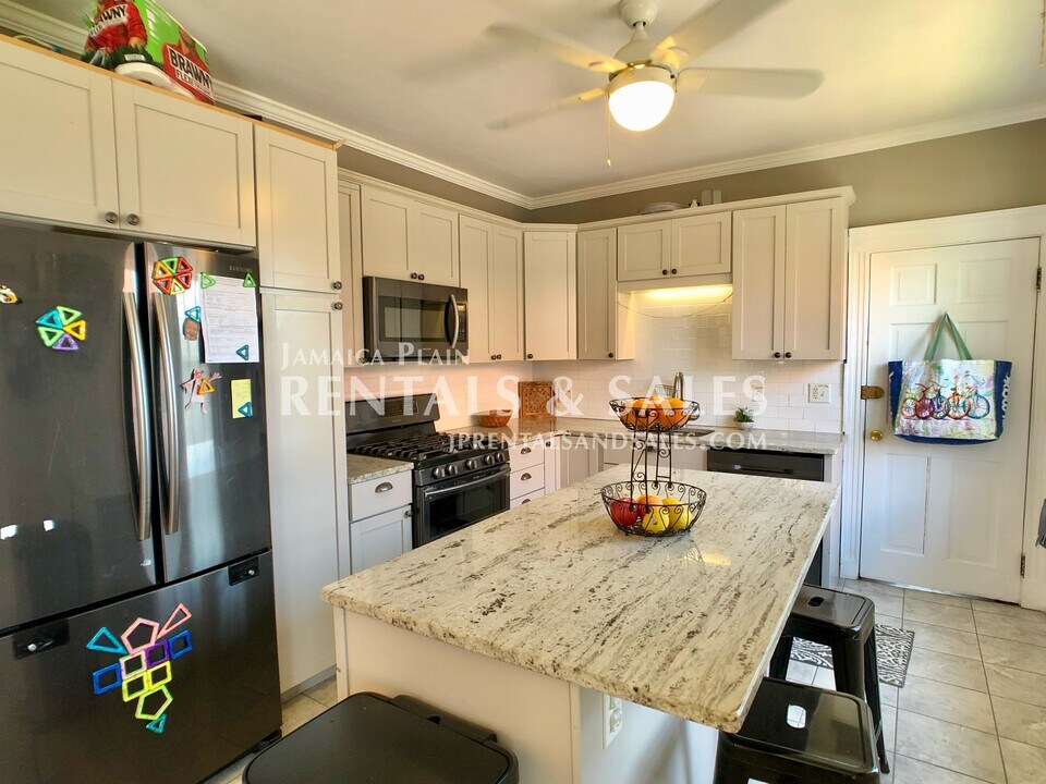 32 Lakeville Rd, Unit 2 CO in Boston, MA - Building Photo