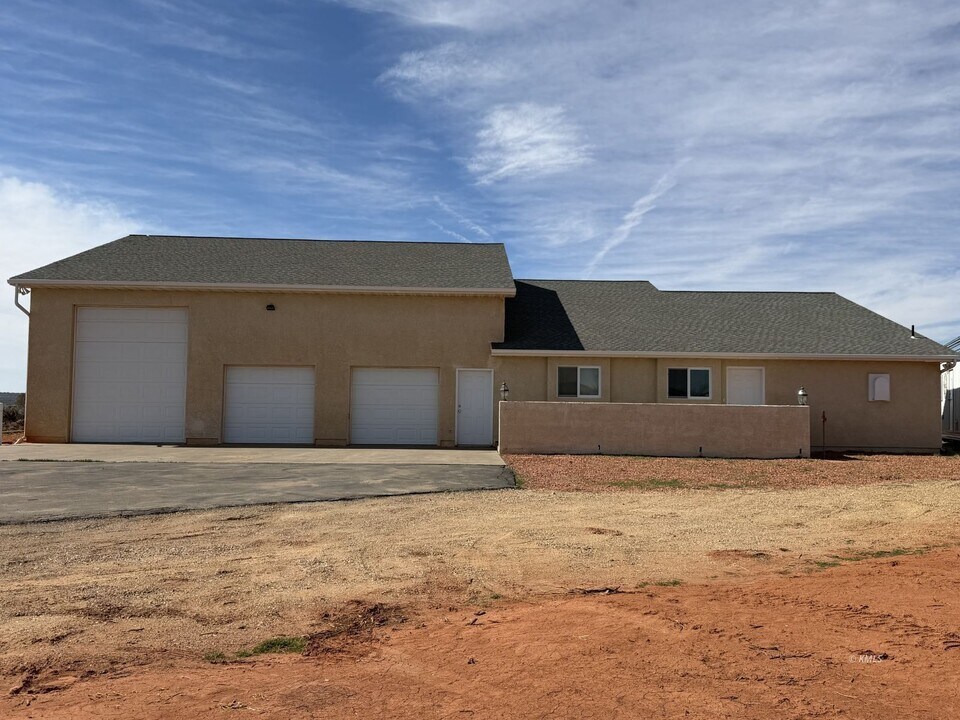 1220 Monument Rd in Kanab, UT - Building Photo